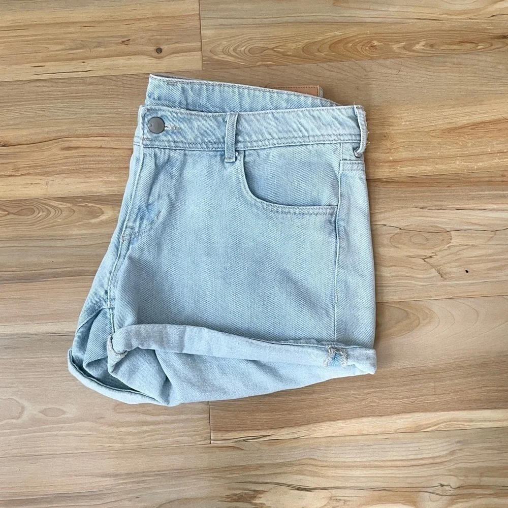 H&M skinny low waist white wash denim shorts